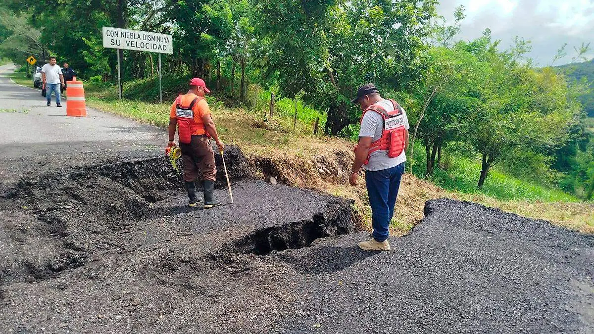 hundimiento en carretera de Venustiano Carranza