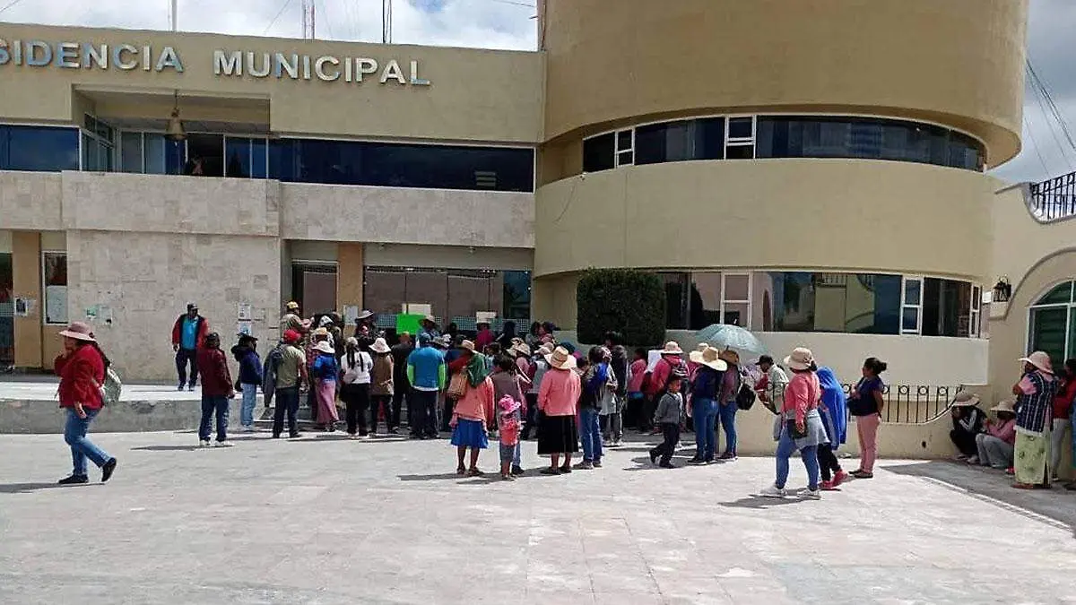 En Tlacotepec, exigen obras al edil Martín Camargo de la Peña