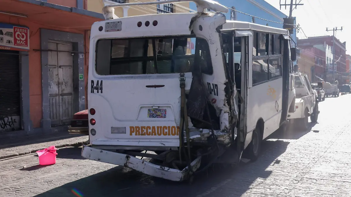 conductor de transporte público escapa tras accidente