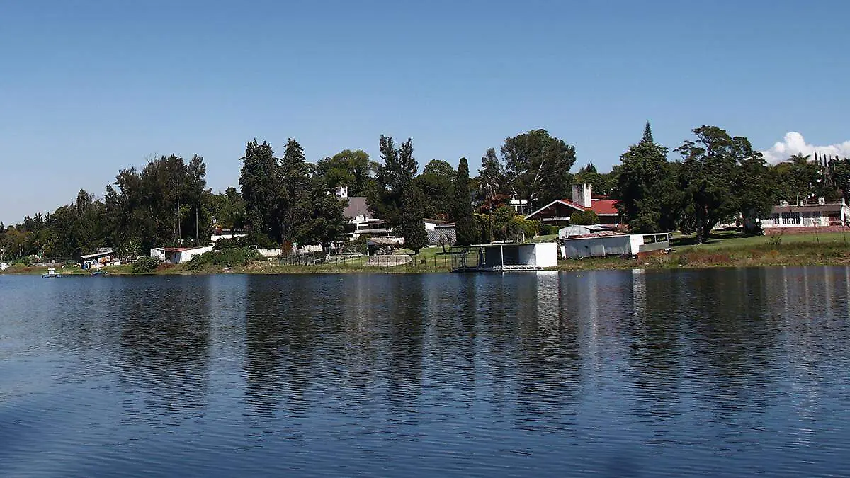 el lago se ha convertido en un espacio reservado, casi exclusivo, para quienes tienen la posibilidad económica