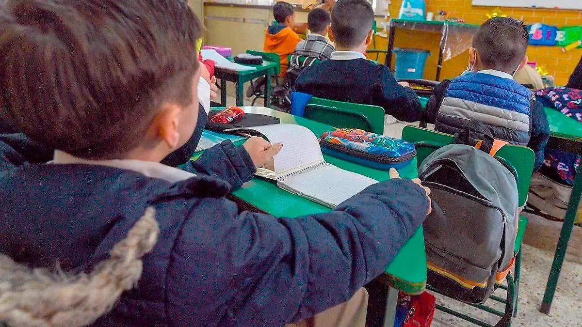 alumnos en un salon de clases