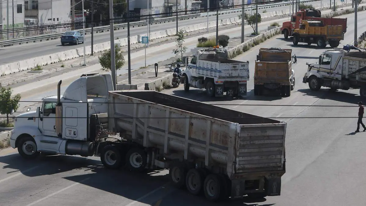 trabajadores del proyecto interoceánico toman periferico en puebla