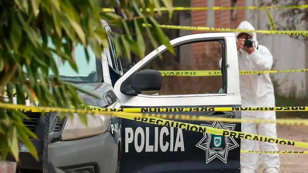 patrulla de policia en escena de crimen y persona en el fondo tomando fotografia