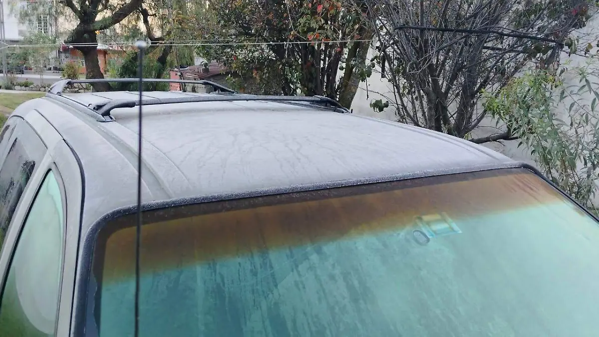 escarcha en auto por frío en ciudad Serdán