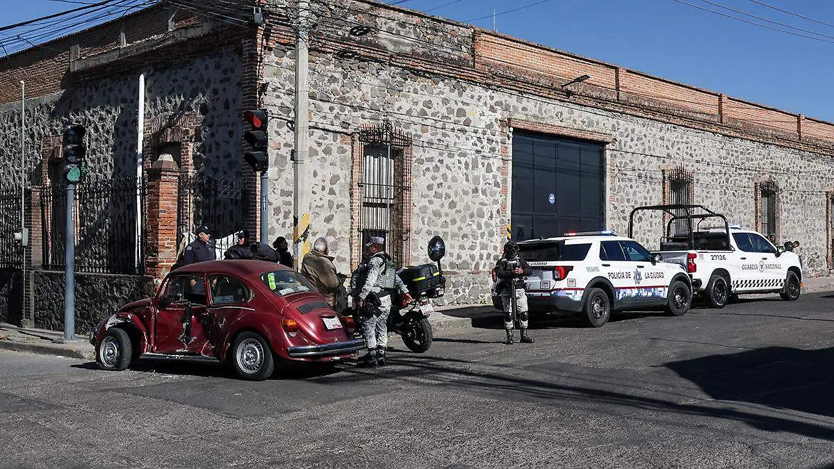 En la 18 Poniente y 17 Norte, la patrulla estrelló a un vocho rojo que circulaba por la zona