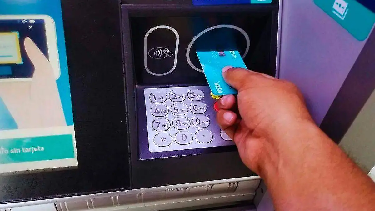 tarjeta de banco en cajero automatico