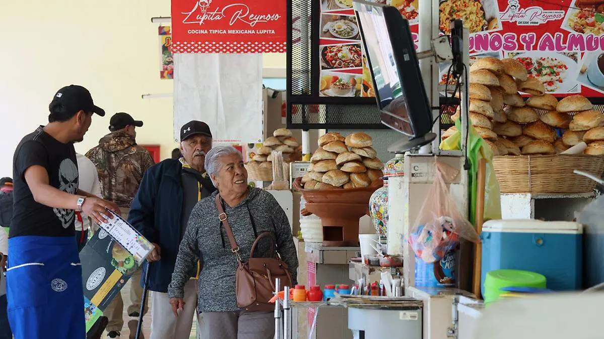 Su oferta al público también ha comenzado a variar, incluyendo puestos de mariscos, jugos e incluso crepas