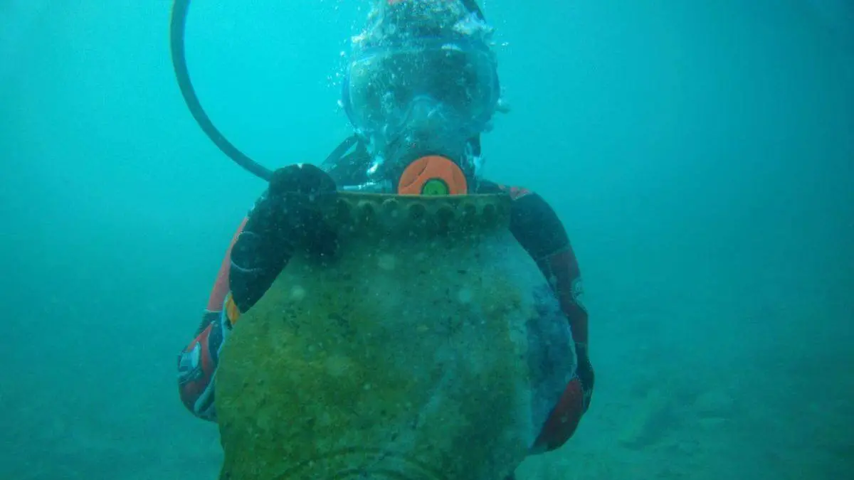 cementerio encontrado en profundidades de un lago