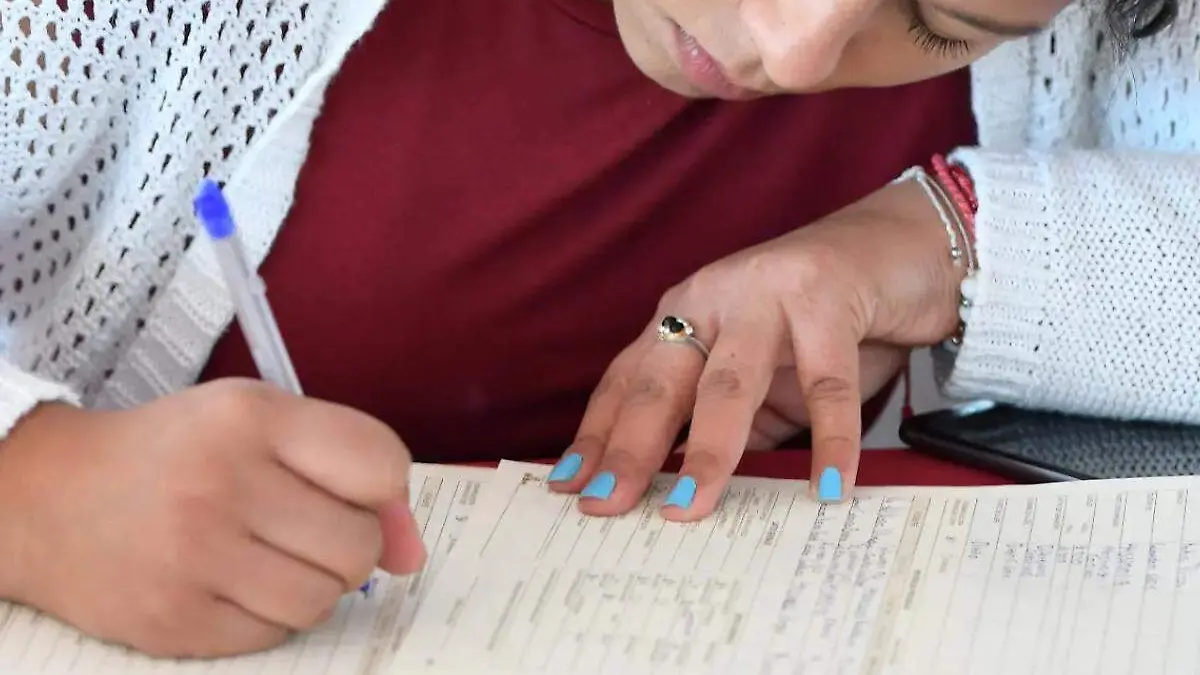 persona realizando una solicitud de empleo