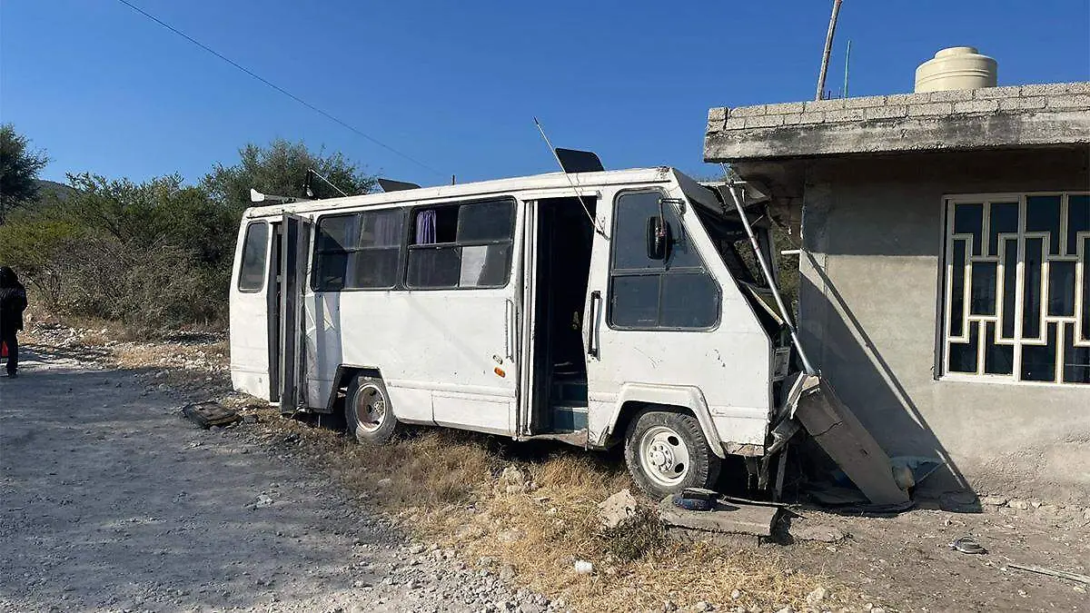 Aunque logró mantener sobre las llantas la unidad, este perdió el control y decidió impactarse contra una propiedad