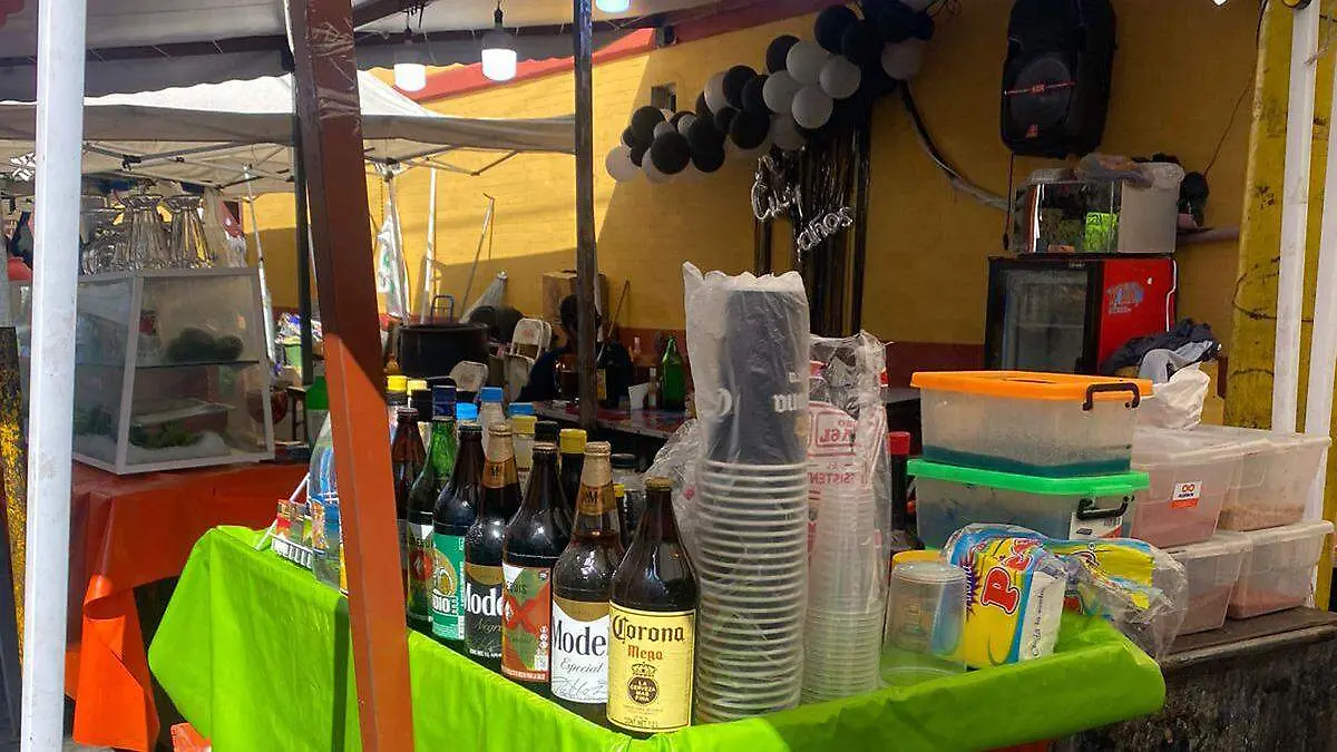 Desde las 1100 horas de este viernes 5 de diciembre, ya había un par de personas consumiendo micheladas