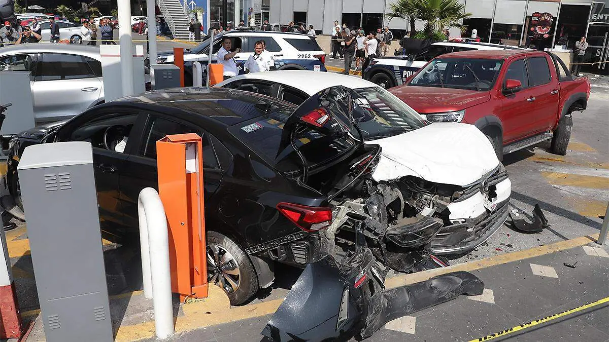 La peatón murió de forma casi inmediata en el sitio, quedando su cuerpo en el área de las plumas de estacionamiento