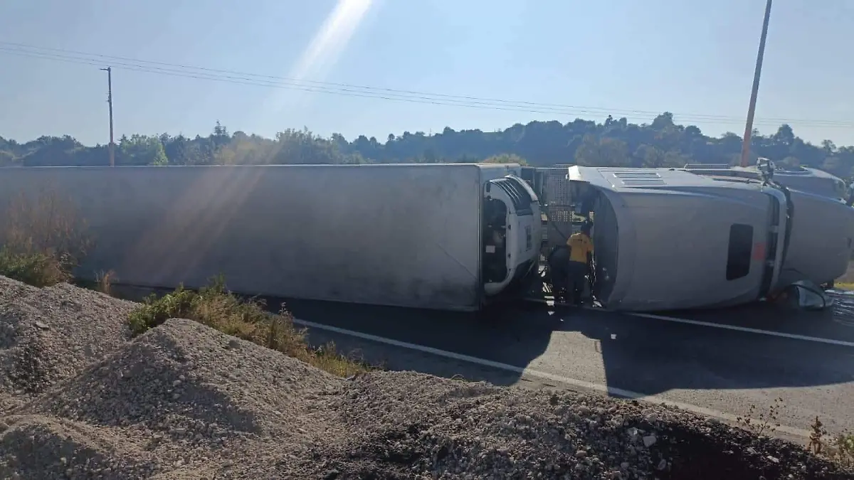 Caos en la Puebla Orizaba vuelca tráiler cargado con 20 toneladas de pavos