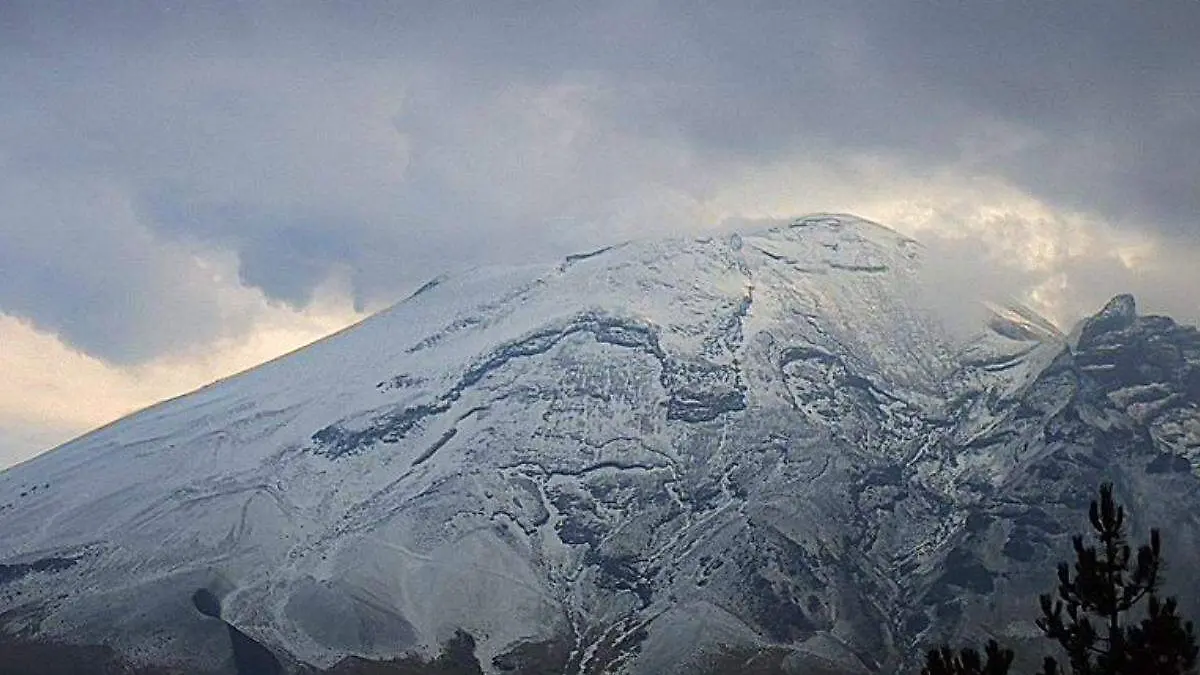 volcan popocatepetl con nieve