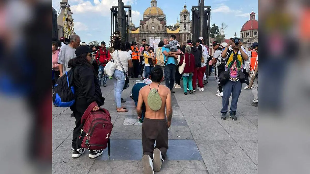 peregrino poblano de rodillas en busca de llegar a la Basilica de Guadalupe