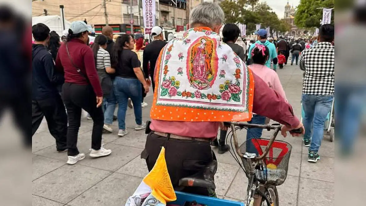 El poblano llegó a la Basílica de Guadalupe en bicicleta