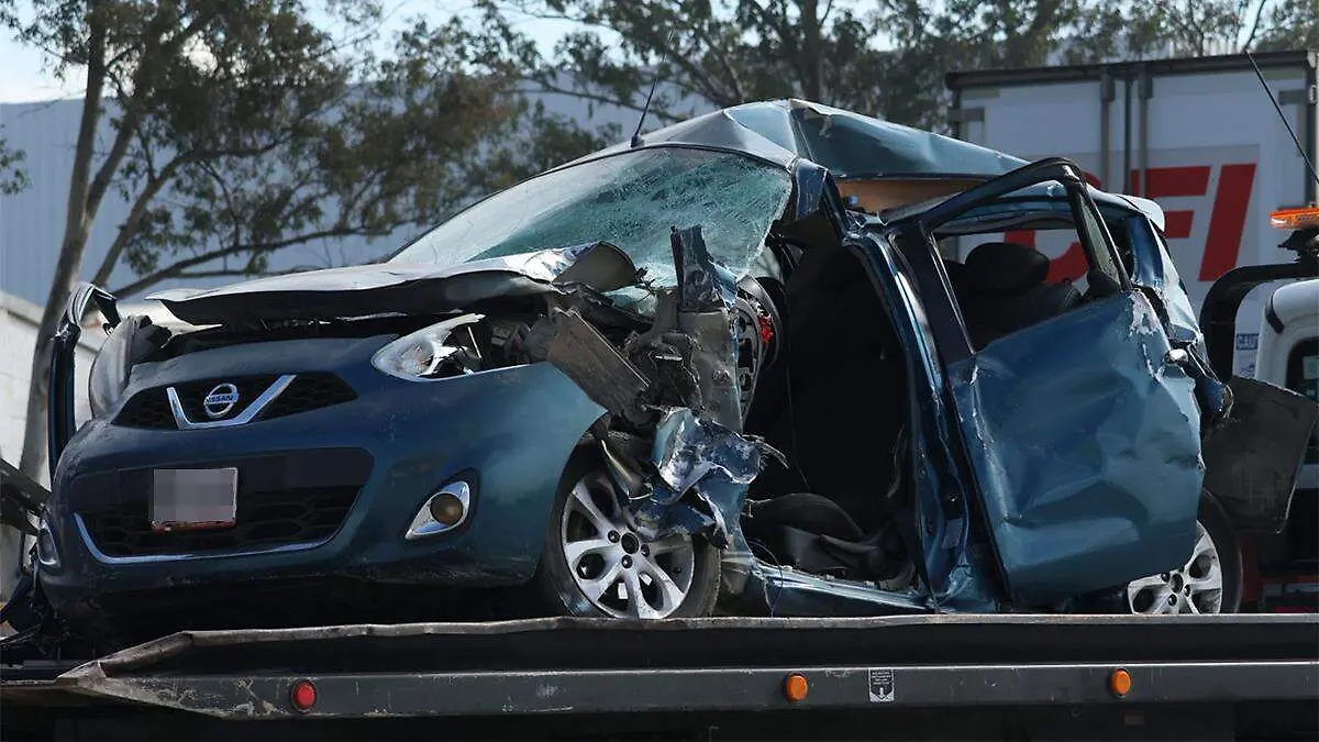 Uno de los vehículos compactos de color azul quedó destrozado