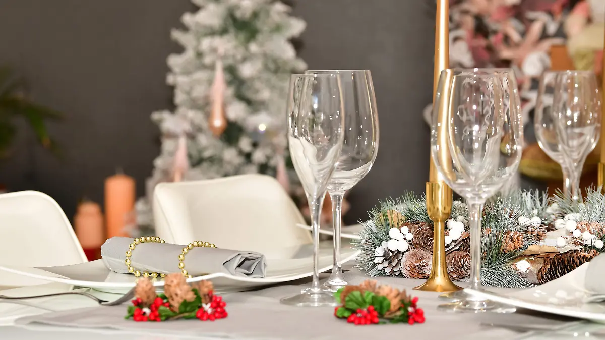 Consejos esenciales para que tus cenas decembrinas luzcan organizadas, armoniosas y llenas de espíritu navideño