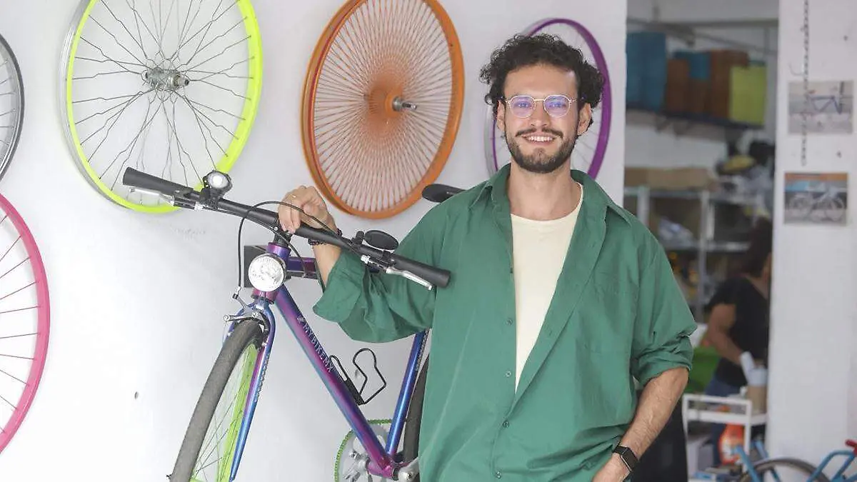 La historia de MyBike MX se remonta a 2016, cuando Sebastián obtuvo una beca que le permitió estudiar un año en París