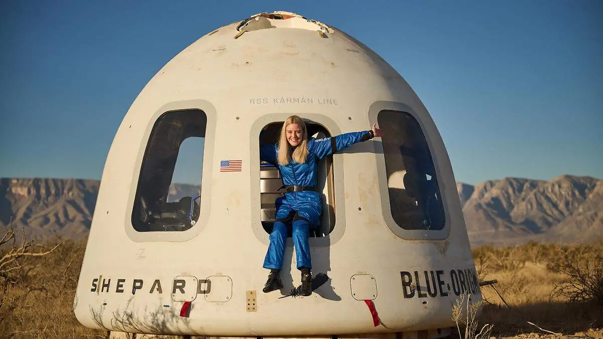 Michaela Benthaus en la capsula de Blue Origin