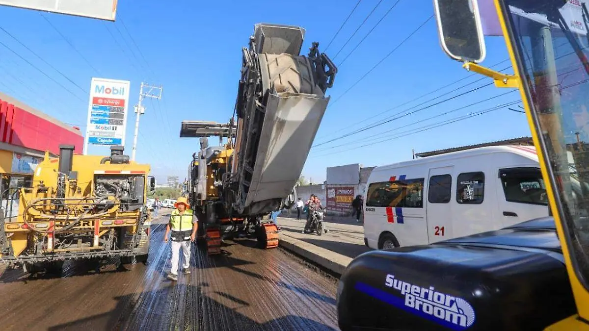 Maquinaria realiza trabajos de rehabilitacion en calles de puebla