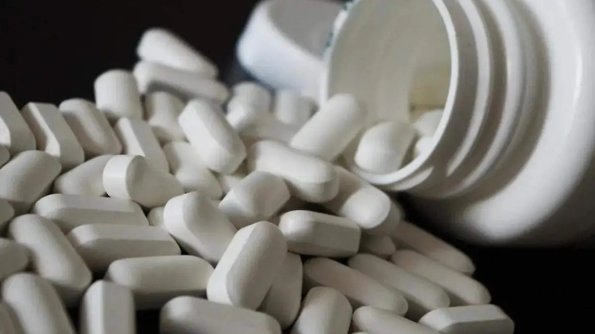 pastillas saliendo de un frasco