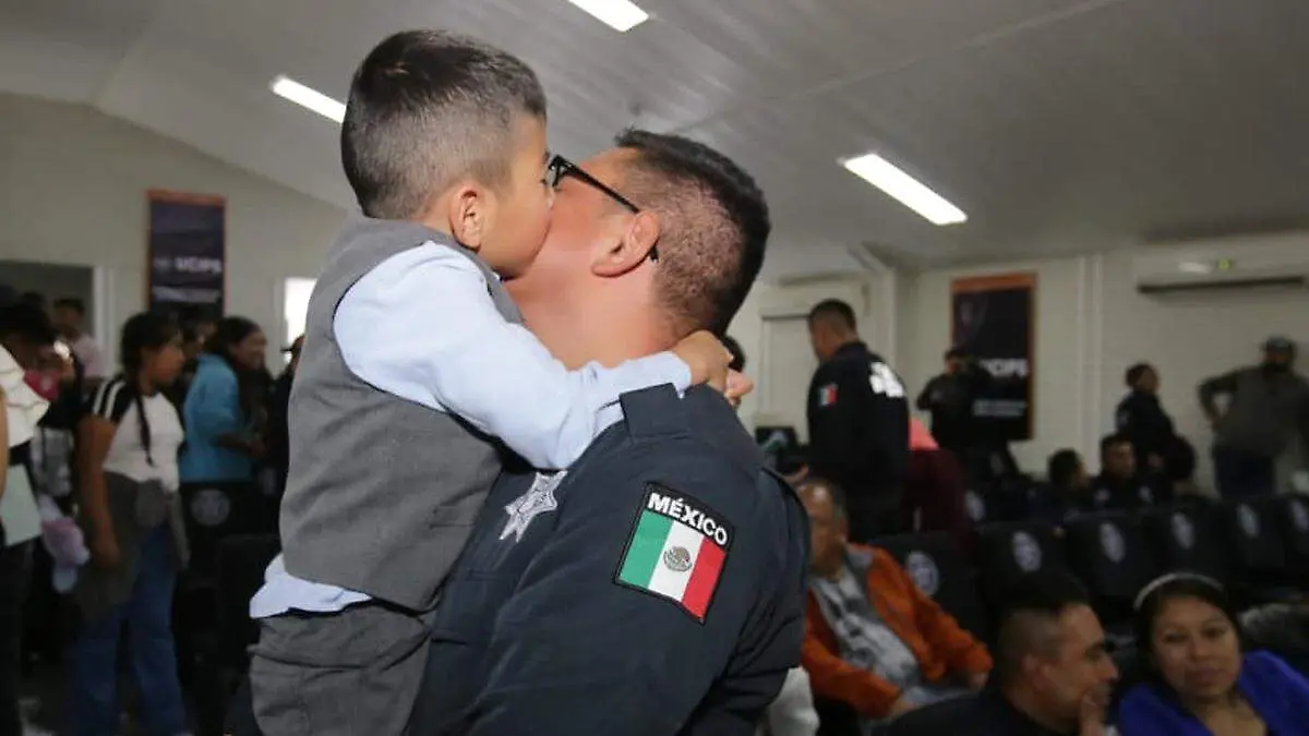 policìa graduado y festejado por su hijo 