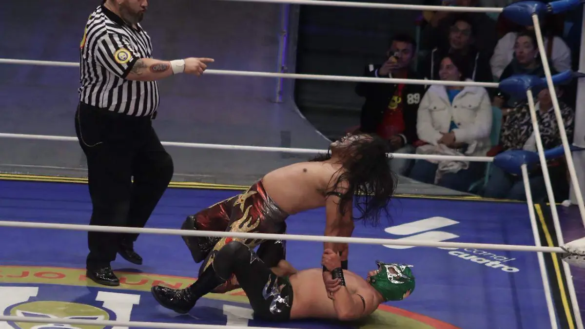 Astro somete con una variante de la Tapatía a Espíritu Maligno para raparlo en el lunes clásico del CMLL en la Arena Puebla. 