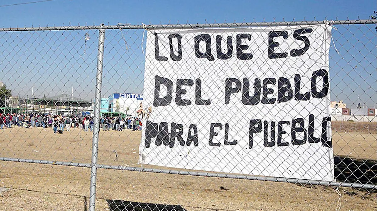 Concentración de habitantes de la comunidad en asamblea, dentro del predio Tocala