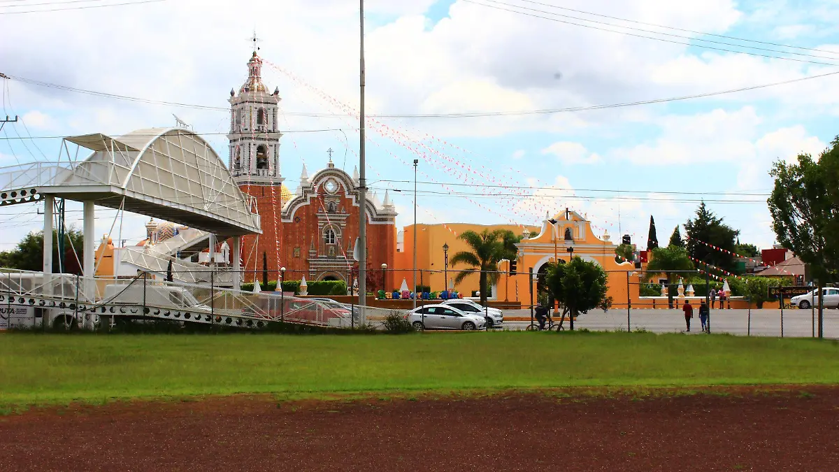 Campo de béisbol en Tocala. Al fondo, la Parroquia de San Bernardino de Siena, en Tlaxcalancingo. (Cholollan Radio)