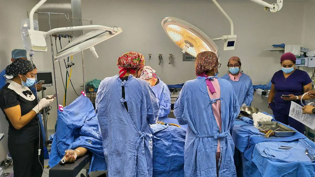 persona siendo operada en hospital