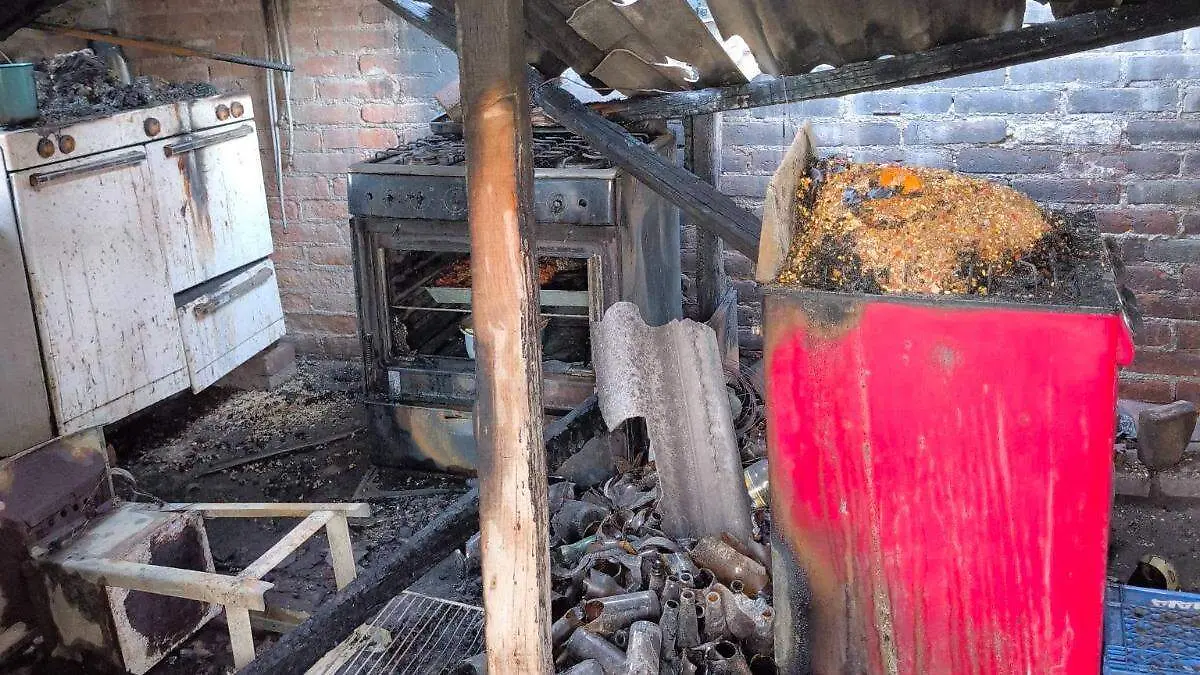 Una familia en San Matías Cocoyotla, San Pedro Cholula, perdió su vivienda tras un incendio