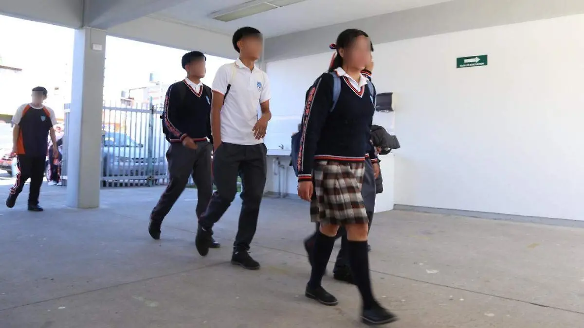 alumnos de nivel medio superior, bachillerato, ingresando a su escuela