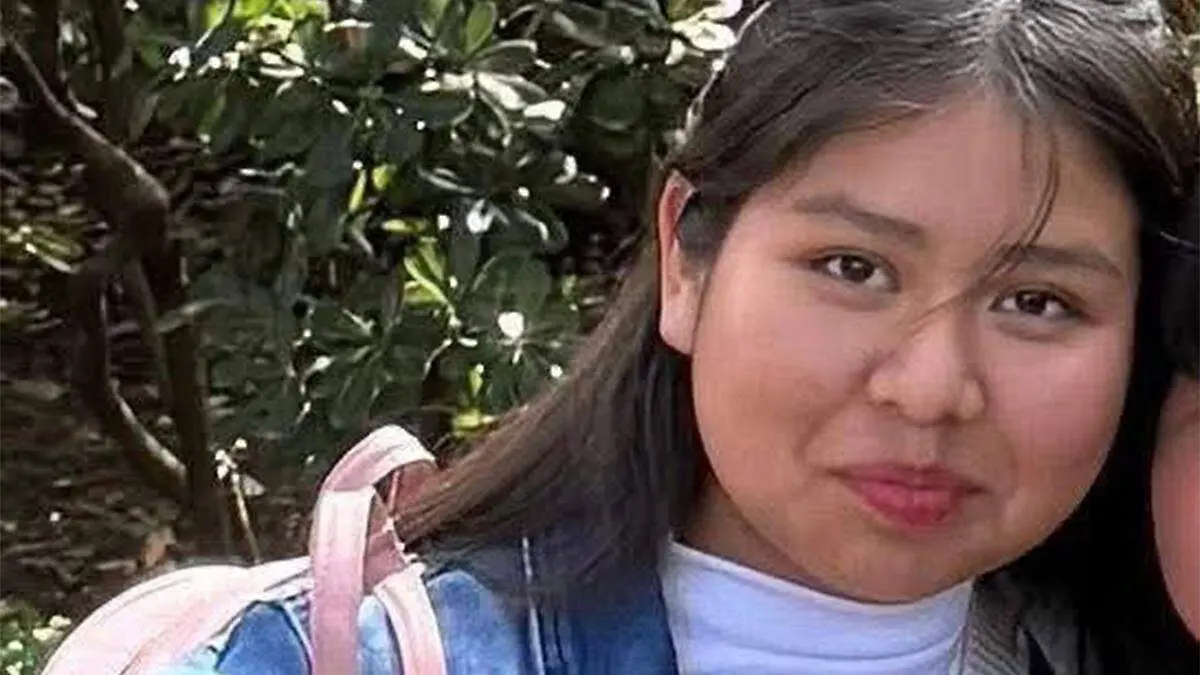 Karen Yasmín es de complexión delgada, mide 1.68 metros de estatura, tiene tez morena clara y cabello lacio, negro y largo