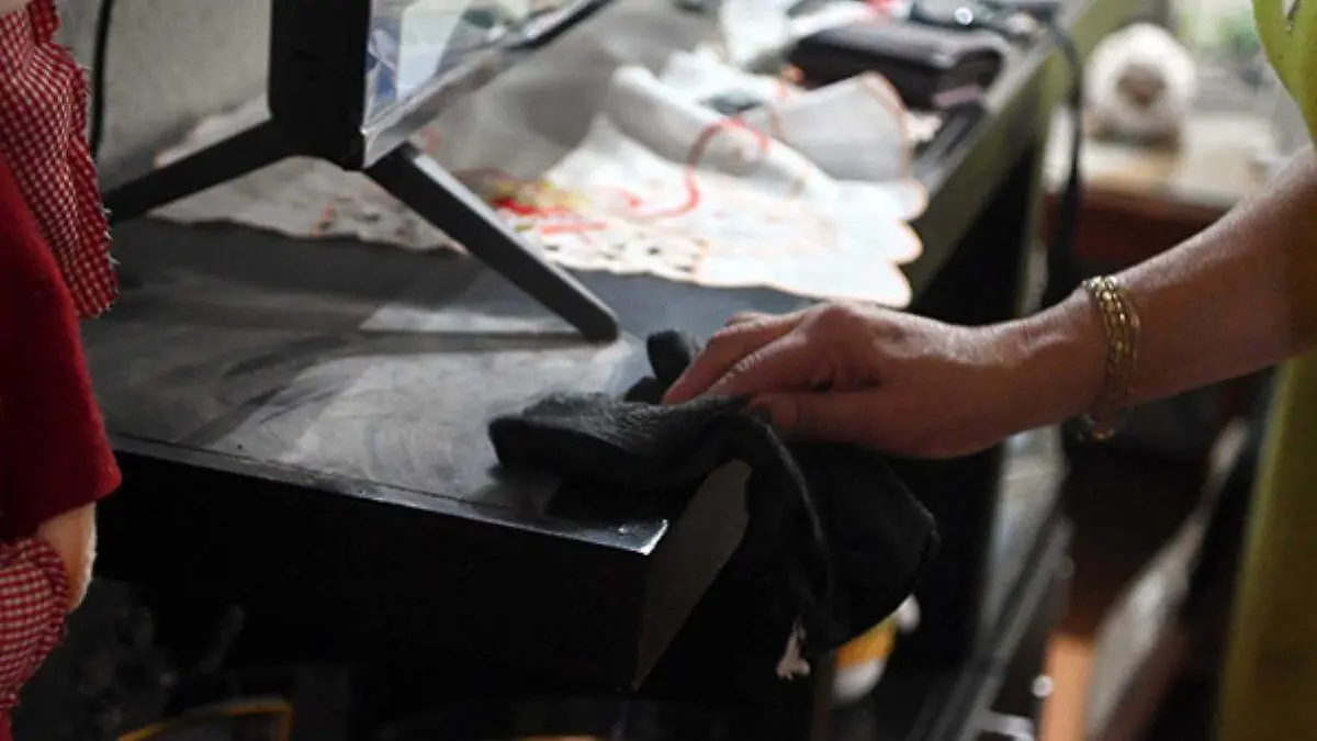 mueble con polvo siendo limpiado