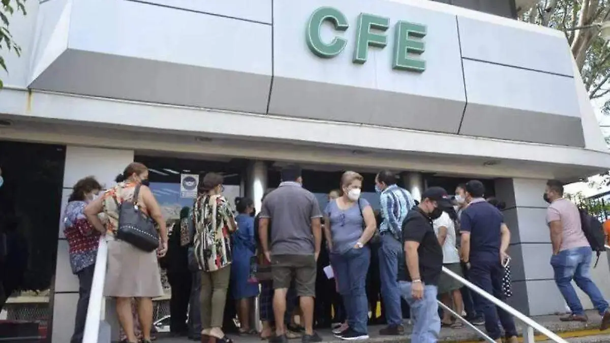 Centro de atención CFE con gente en espera