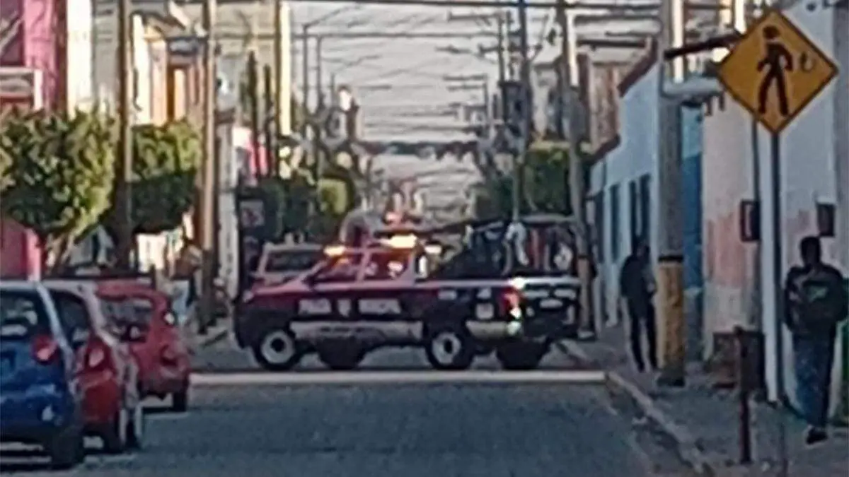 la unidad de transporte público de color azul que circulaba con sentido hacia Cruz del Sur se estrelló con una casa y un árbol