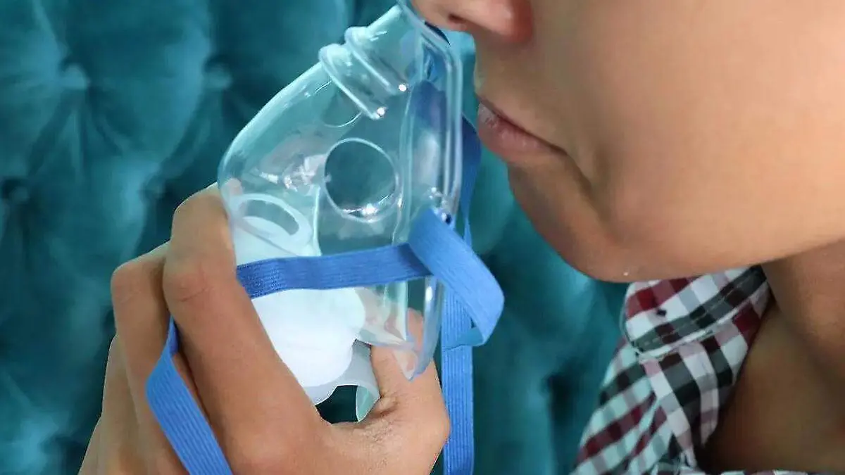niño utilizando mascarilla para respirar