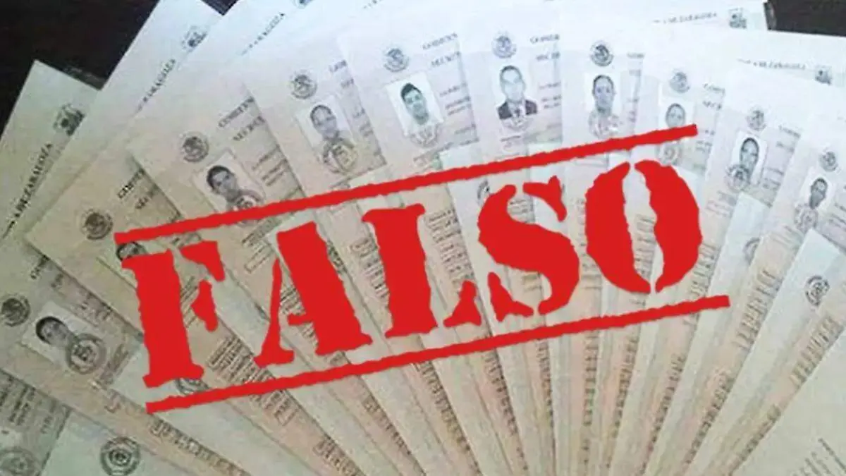 documentos con un sello de falso encima