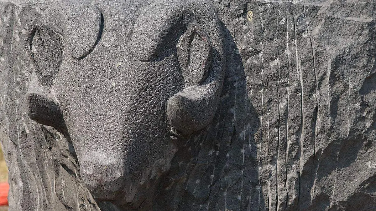 Entre los siete integrantes del colectivo se van turnando para la creación de este molcajete