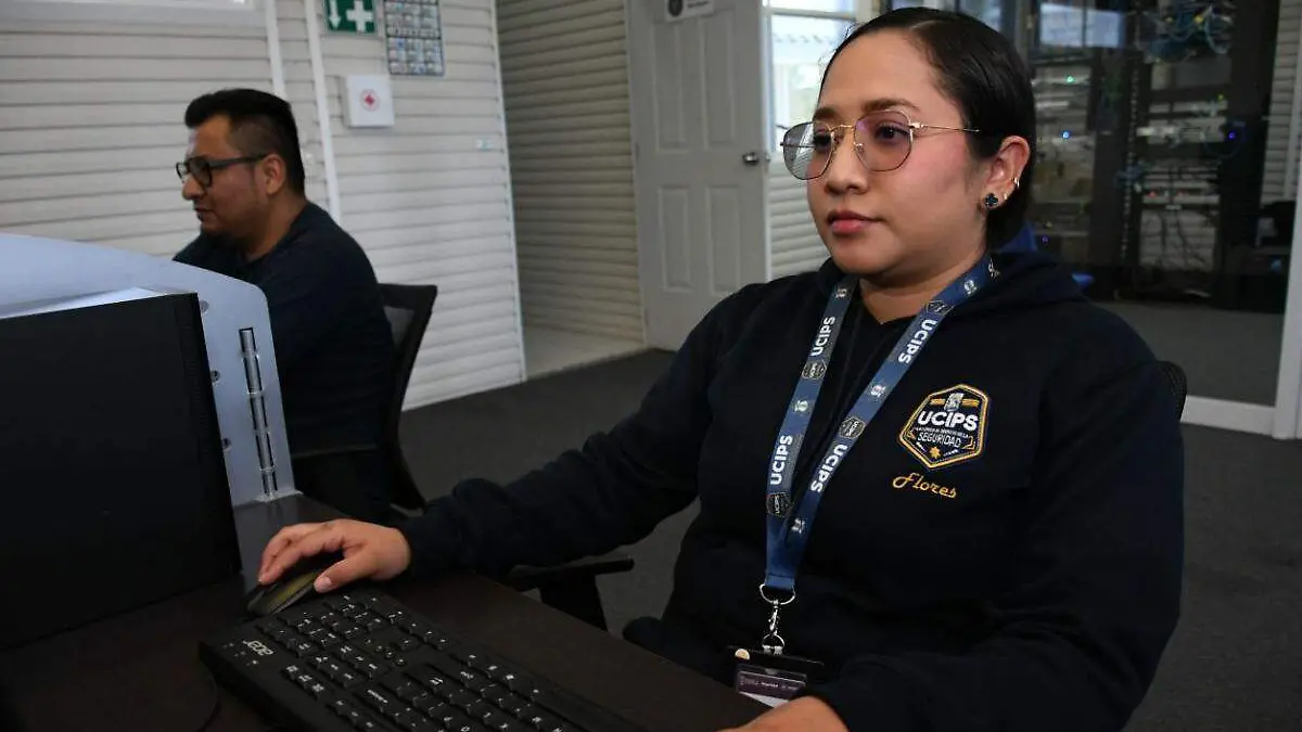 policia estudiando frente a una computadora