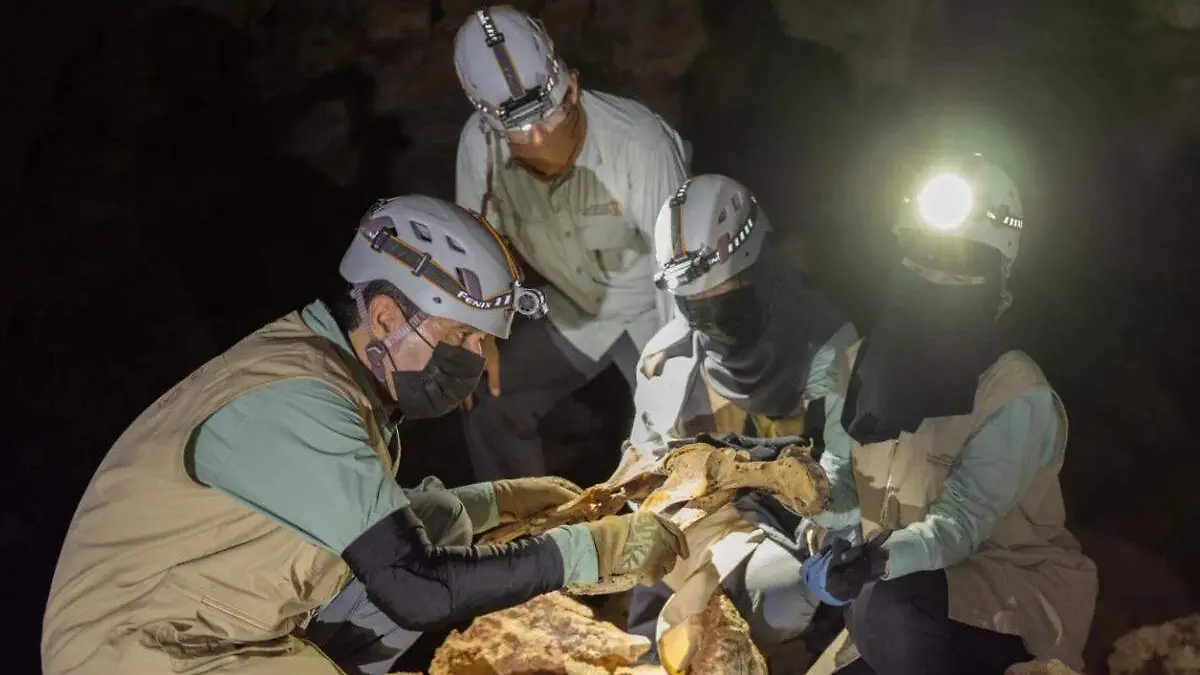 investigadores en cuevas de Arabia Saudita