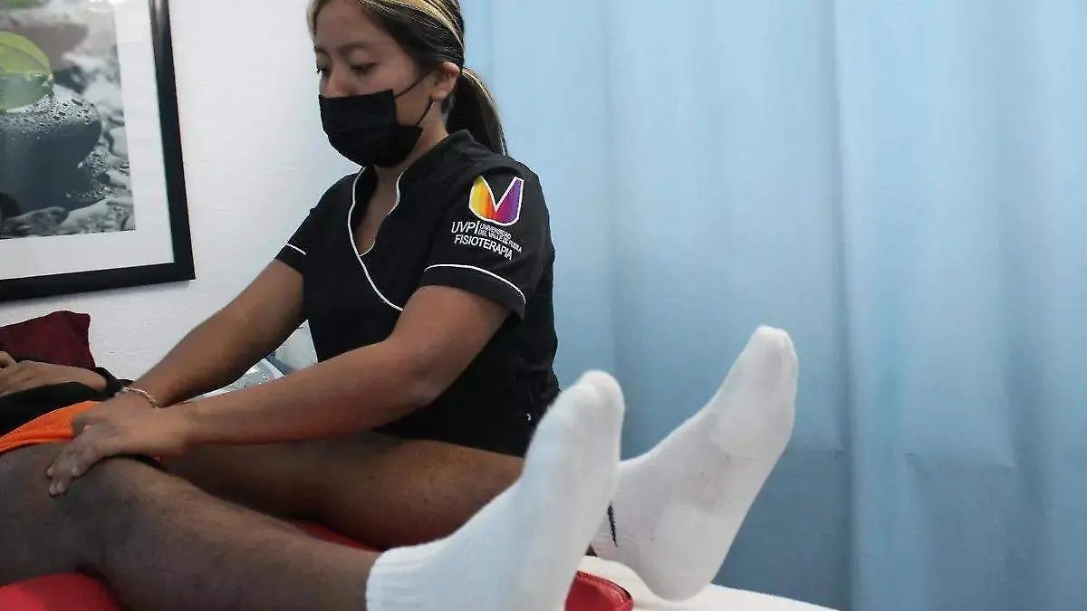 fisioterapeuta atendiendo a una persona