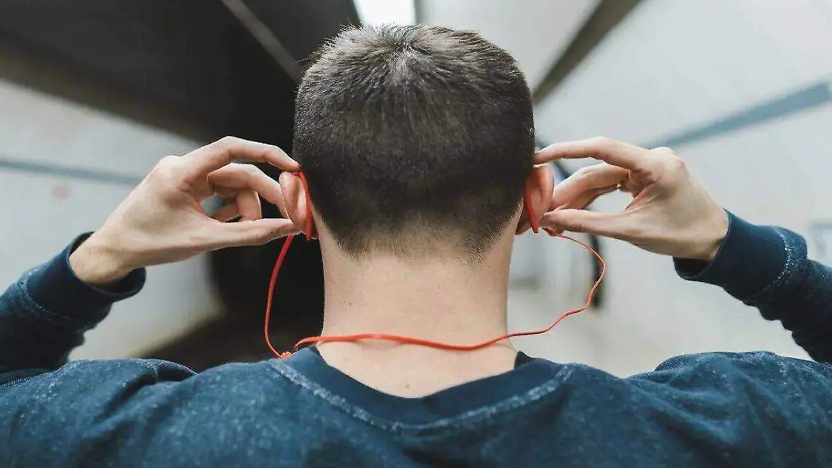 persona utilizando audifonos