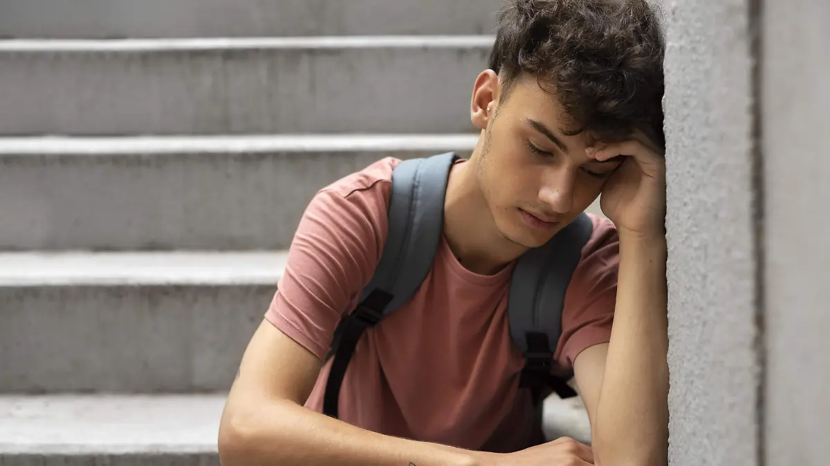 Especialistas de la UNAM alertan sobre el impacto de la incertidumbre, la pandemia y el uso intensivo de tecnologías en la salud mental de adolescentes y jóvenes.