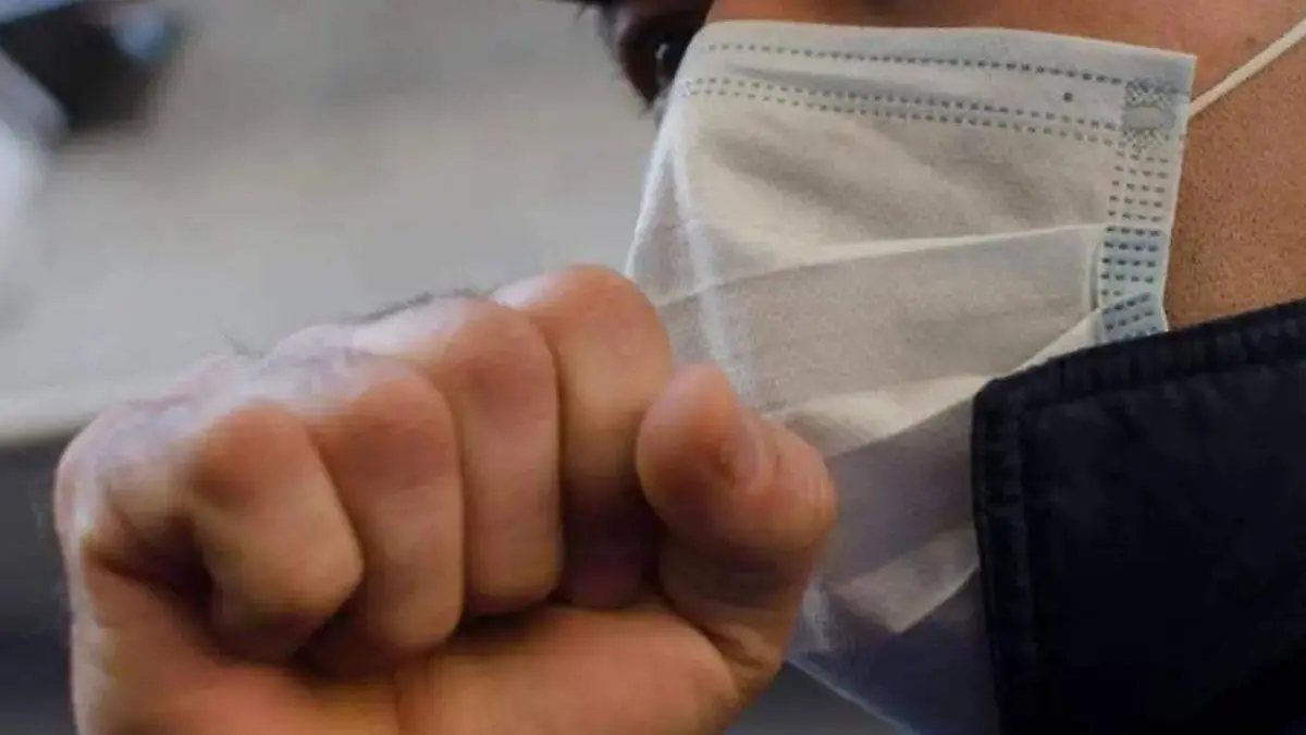 persona utilizando un cubrebocas, persona cubriendose ante enfermedad respiratoria