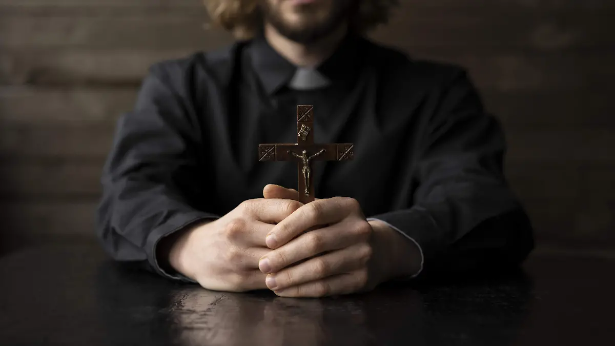 Tras detectar engaños en servicios funerarios, la Arquidiócesis difundió un llamado para verificar en línea la validez de los sacerdotes