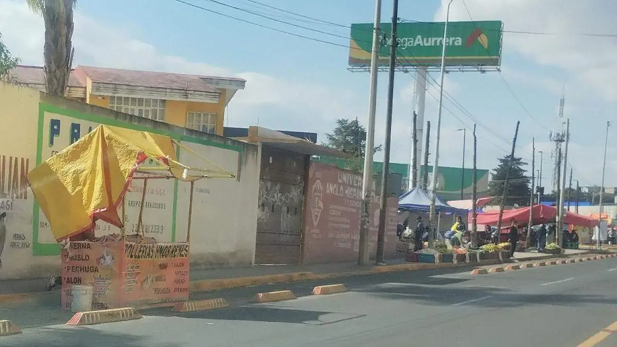 ciclovia obstruida en San Francisco Totimehuacan, puesto ambulante invade ciclovia