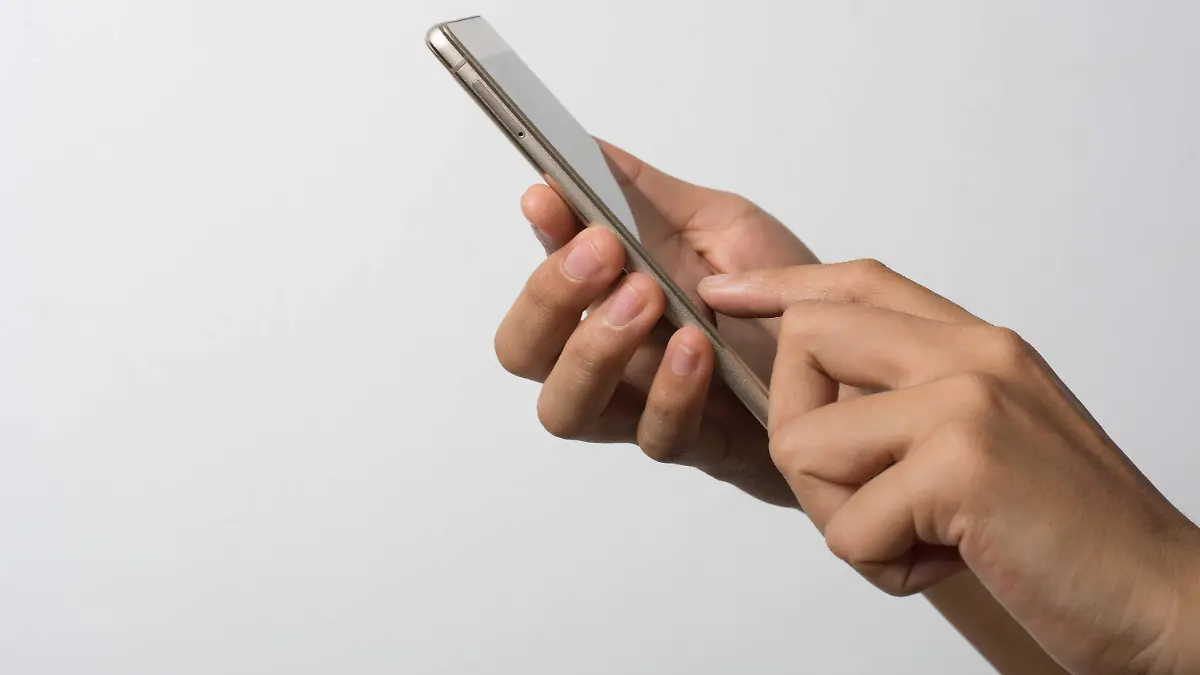 Los proveedores de telefonía móvil deben permitir la desvinculación presencial o remota de líneas