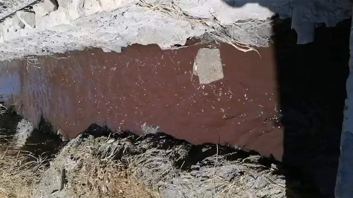 Desde el año pasado notaron que el agua, que anteriormente era ligeramente turbia, comenzó a teñirse de color rojo